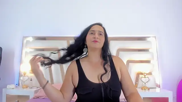 LucineArias online show from January 25, 8:00 pm