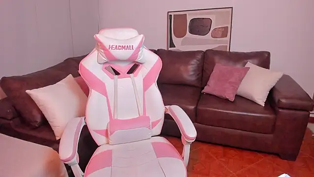 Snapshot of NoaLuxury chatting on February 10, 7:18 pm NoaLuxury online show from February 10, 7:18 pm