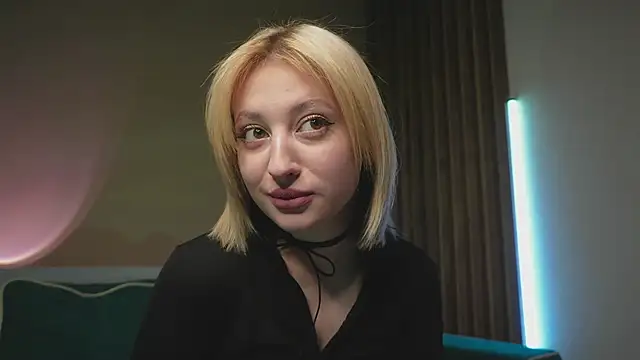 Snapshot of milasmiu chatting on February 13, 3:03 pm milasmiu online show from February 13, 3:03 pm