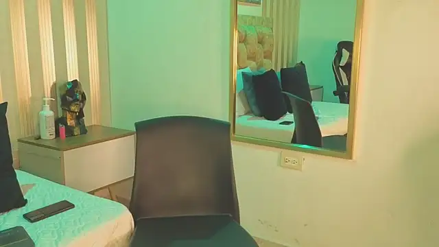 avis lara online show from March 10, 7:30 pm