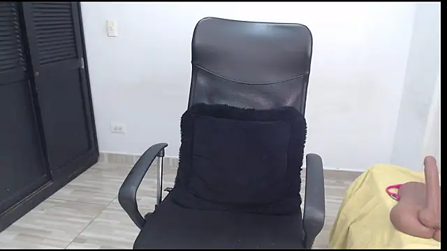 avis lara online show from April 15, 5:14 am