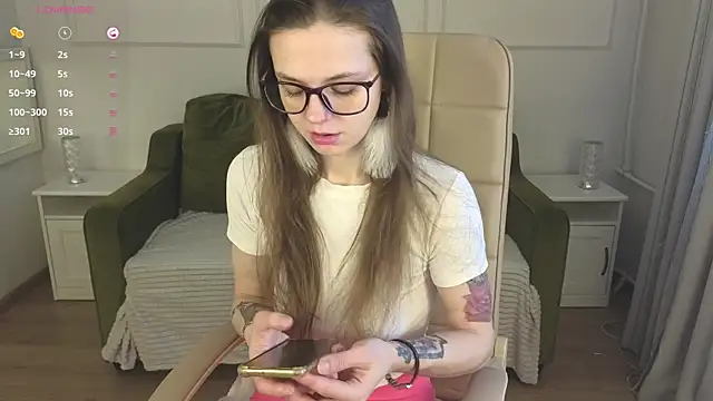 Snapshot of Iriss_Miller chatting on February 21, 12:28 pm Iriss Miller online show from February 21, 12:28 pm