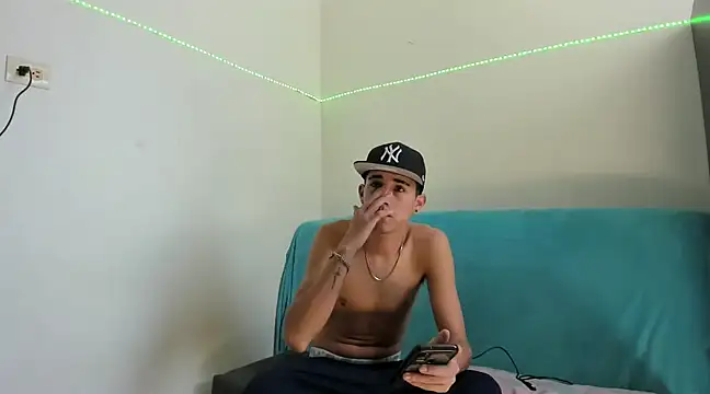 Latinos 2001 online show from February 16, 4:10 pm