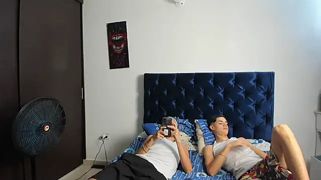 Latinos 2001 online show from March 5, 4:24 pm