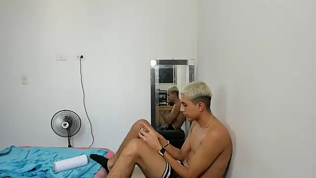 Latinos 2001 online show from March 22, 6:14 pm