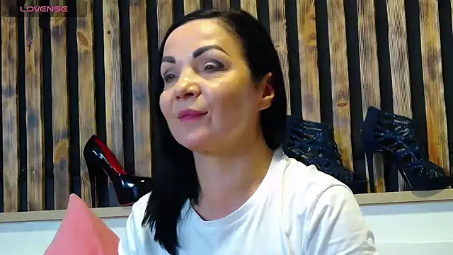 Tory Lovi online show from December 2, 1:05 pm