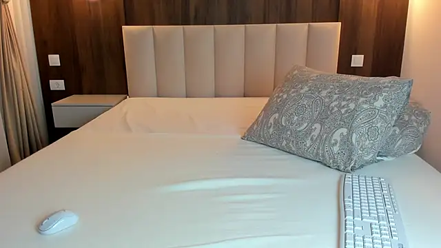 Saradiamond1 online show from December 17, 9:04 am