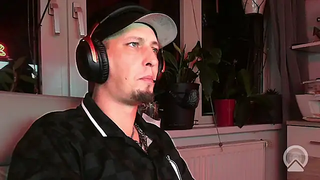 Snapshot of Skullkeeper1984 chatting on October 15, 10:32 pm Skullkeeper1984 online show from October 15, 10:32 pm