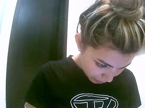 Snapshot of VittoriaTaylor chatting on April 3, 9:57 pm VittoriaTaylor online show from April 3, 9:57 pm