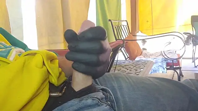 Snapshot of bwcbeat83 chatting on February 7, 6:44 pm bwcbeat83 online show from February 7, 6:44 pm