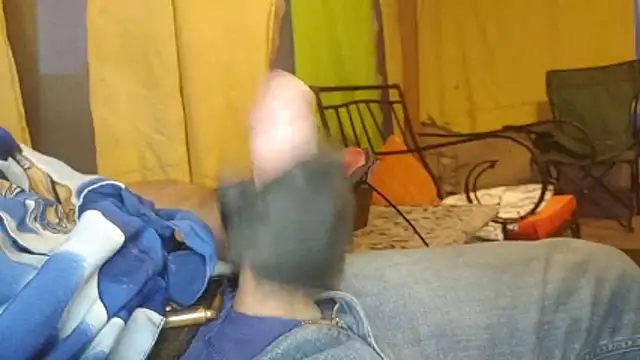 Snapshot of bwcbeat83 chatting on February 13, 1:23 am bwcbeat83 online show from February 13, 1:23 am