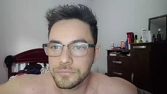 Snapshot of Dyllan__ chatting on June 11, 2:37 pm Dyllan online show from June 11, 2:37 pm