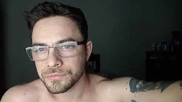 Snapshot of Dyllan__ chatting on June 17, 12:57 am Dyllan online show from June 17, 12:57 am