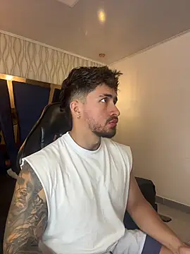 Snapshot of Brad_Summer chatting on April 30, 11:20 pm Brad Summer online show from April 30, 11:20 pm