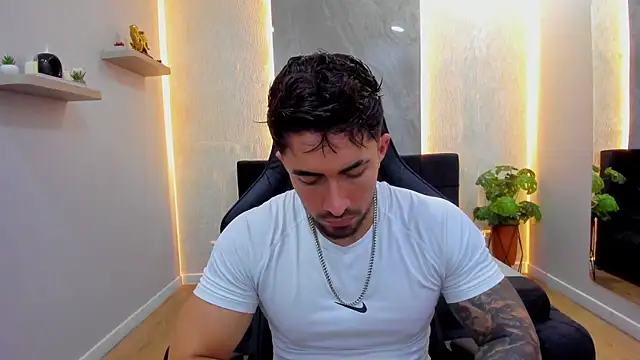 Snapshot of Brad_Summer chatting on May 20, 12:06 am Brad Summer online show from May 20, 12:06 am