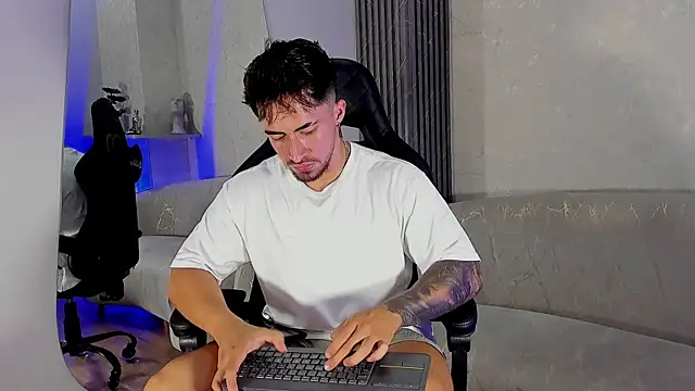 Snapshot of Brad_Summer chatting on July 2, 5:52 pm Brad Summer online show from July 2, 5:52 pm