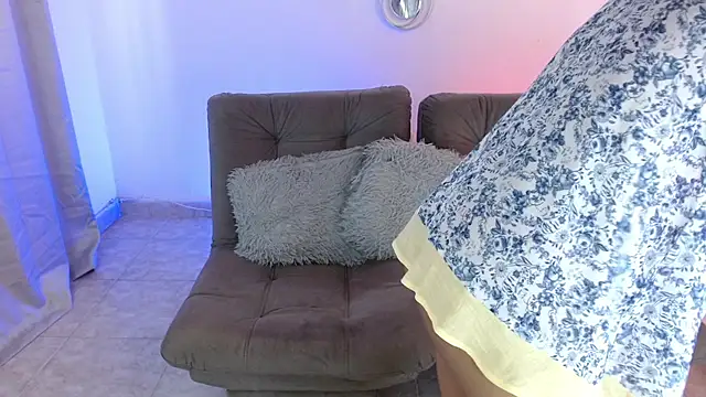 Snapshot of lucie_petite chatting on January 24, 6:46 pm lucie petite online show from January 24, 6:46 pm