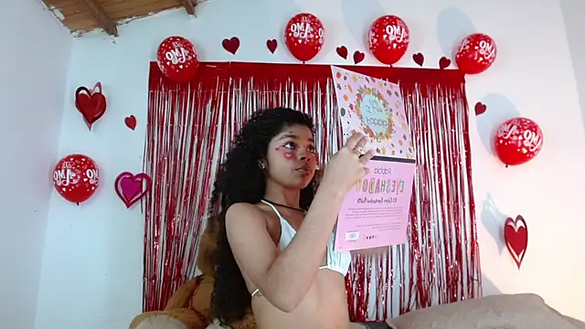 Snapshot of lucie_petite chatting on February 13, 9:38 pm lucie petite online show from February 13, 9:38 pm