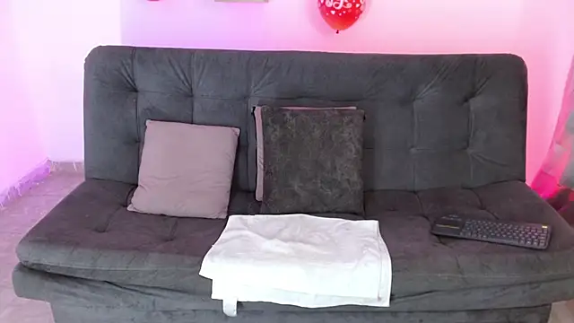 Snapshot of lucie_petite chatting on February 17, 10:03 pm lucie petite online show from February 17, 10:03 pm