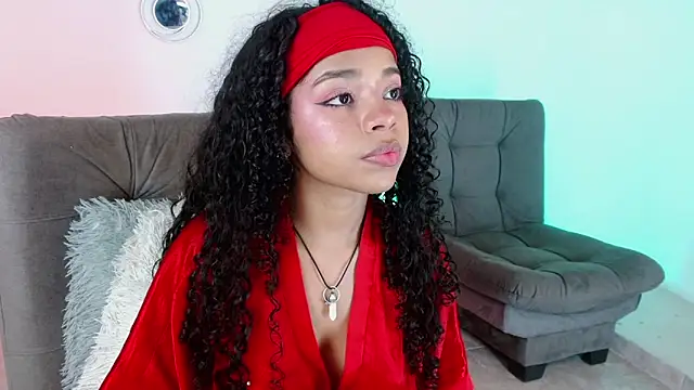 Snapshot of lucie_petite chatting on March 21, 9:23 pm lucie petite online show from March 21, 9:23 pm