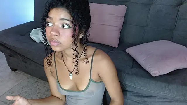 Snapshot of lucie_petite chatting on March 22, 9:31 pm lucie petite online show from March 22, 9:31 pm