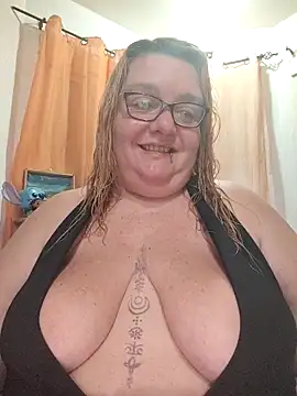 diosacurvy1984 online show from December 17, 8:31 am