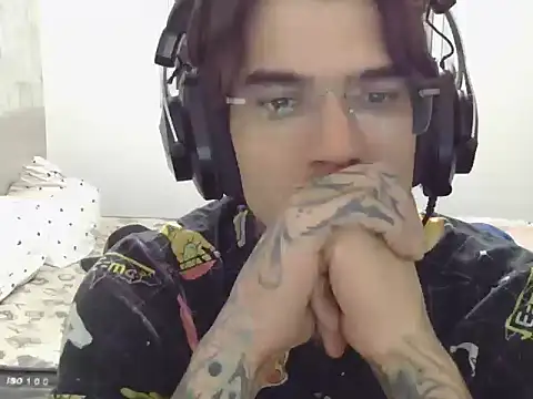 Snapshot of smokingink chatting on April 29, 1:21 am smokingink online show from April 29, 1:21 am