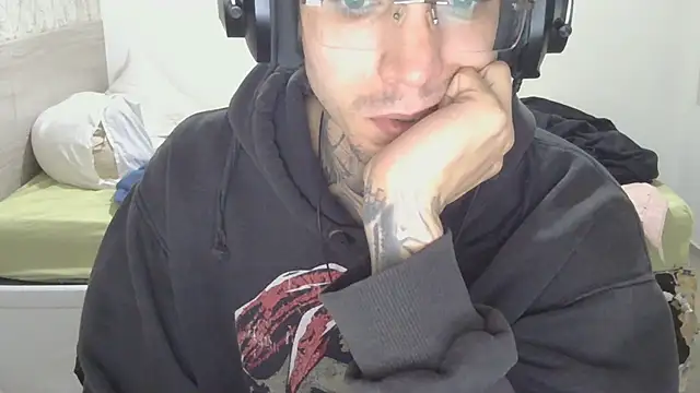 Snapshot of smokingink chatting on May 17, 7:32 pm smokingink online show from May 17, 7:32 pm