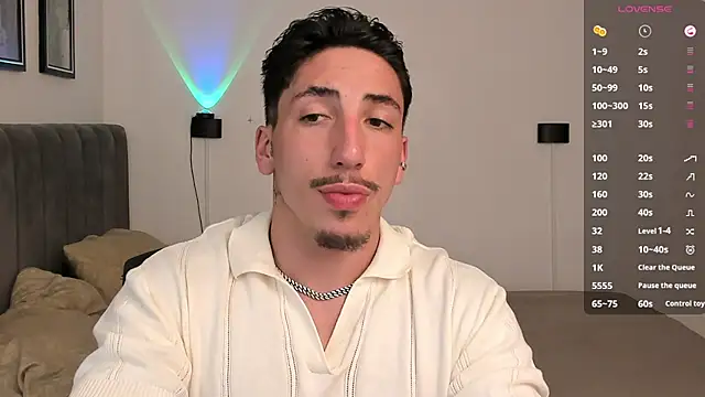 Snapshot of dylanspencer28 chatting on February 20, 10:37 pm dylanspencer28 online show from February 20, 10:37 pm