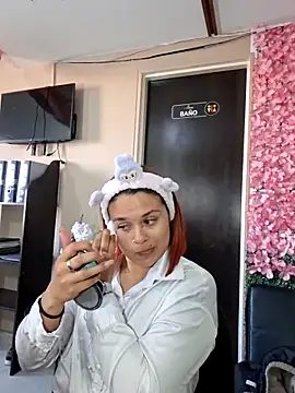 Snapshot of Sophie_new25 chatting on February 27, 1:11 pm Sophie new25 online show from February 27, 1:11 pm