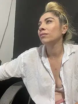 viktoria davis  online show from March 15, 1:19 am