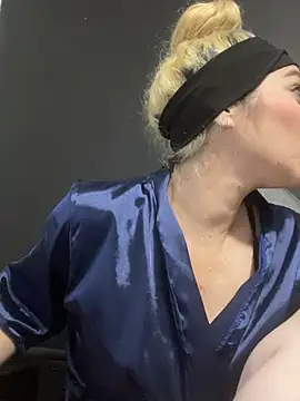 viktoria davis  online show from March 18, 2:25 am