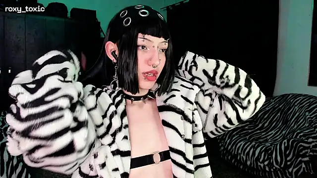 roxy toxic online show from November 15, 2:20 am