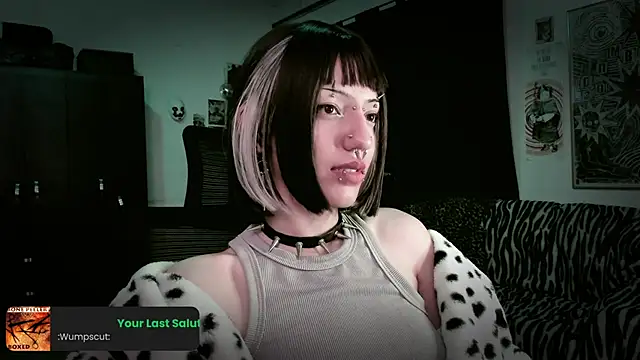 Snapshot of roxy_toxic chatting on May 15, 11:23 pm roxy toxic online show from May 15, 11:23 pm