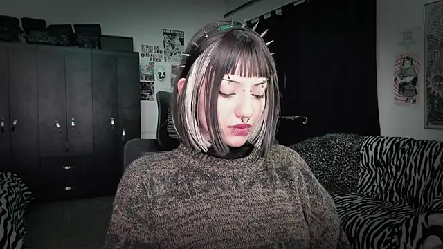 Snapshot of roxy_toxic chatting on June 10, 12:33 am roxy toxic online show from June 10, 12:33 am