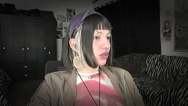 Snapshot of roxy_toxic chatting on July 7, 1:19 am roxy toxic online show from July 7, 1:19 am