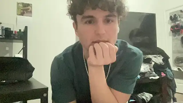 Snapshot of ryan_28747 chatting on December 14, 2:06 am ryan 28747 online show from December 14, 2:06 am