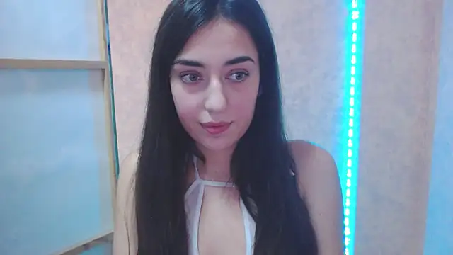 Snapshot of Lovelllyy chatting on February 20, 9:44 am Lovelllyy online show from February 20, 9:44 am