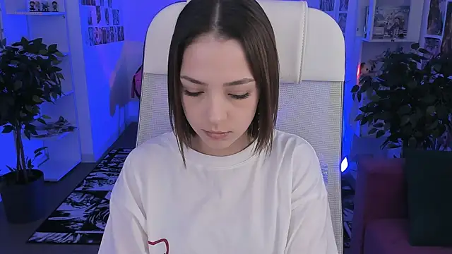 PamBeesly online show from October 31, 11:11 am