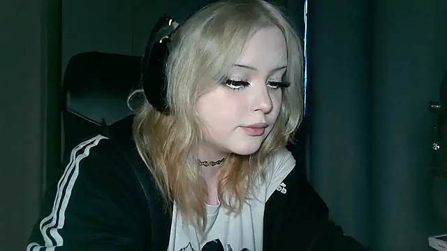 Snapshot of Electro_doll chatting on February 10, 1:11 pm Electro doll online show from February 10, 1:11 pm