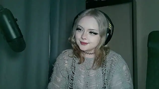 Snapshot of Electro_doll chatting on February 11, 3:08 pm Electro doll online show from February 11, 3:08 pm