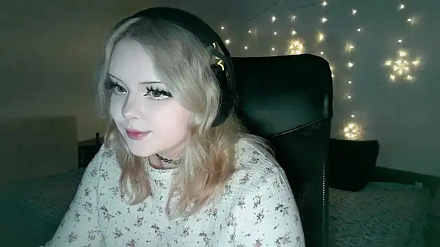 Snapshot of Electro_doll chatting on February 13, 11:06 am Electro doll online show from February 13, 11:06 am