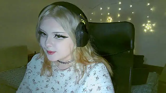 Snapshot of Electro_doll chatting on February 13, 2:09 pm Electro doll online show from February 13, 2:09 pm