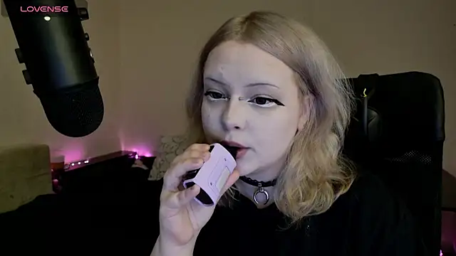 Snapshot of Electro_doll chatting on March 15, 8:10 pm Electro doll online show from March 15, 8:10 pm