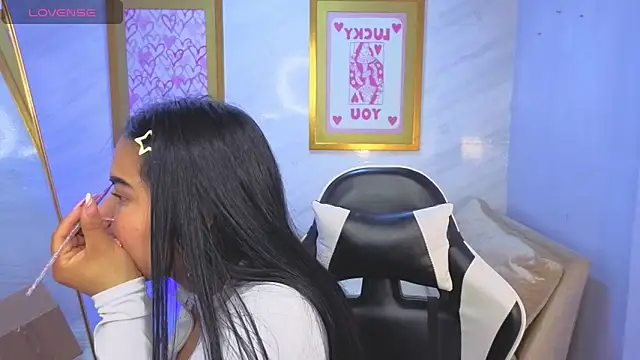 Snapshot of Paulette_v chatting on March 19, 1:04 pm Paulette v online show from March 19, 1:04 pm