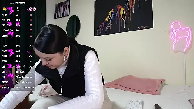 Snapshot of Emmie_Hot chatting on February 4, 12:11 pm Emmie Hot online show from February 4, 12:11 pm