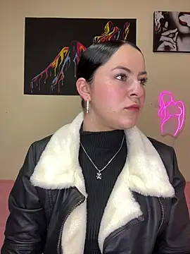 Snapshot of Emmie_Hot chatting on February 15, 12:01 pm Emmie Hot online show from February 15, 12:01 pm