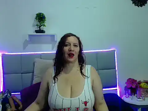 Madisson Housse online show from March 8, 4:45 am