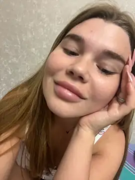 Snapshot of ella_zzz chatting on October 22, 10:31 pm ella zzz online show from October 22, 10:31 pm