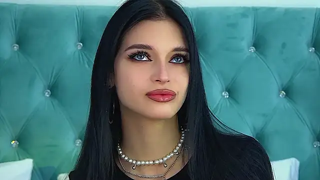 Snapshot of BeverlyMost chatting on February 4, 6:58 pm BeverlyMost online show from February 4, 6:58 pm